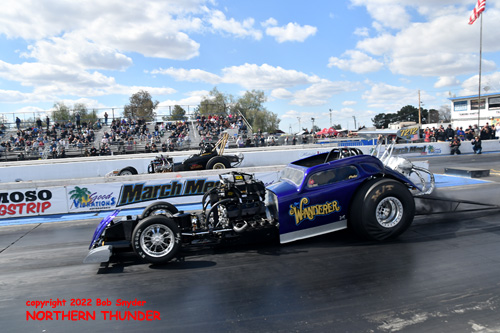 Pete Peterson - 'The Wanderer' (near lane) vs 
Mark Whynaught - 'Nitro Mamba' (far lane) - AA/FA